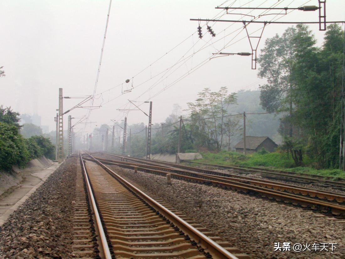 2011年的重庆铁路枢纽第二线路所（简称二所），在小南海站附近，图中左边线路是川