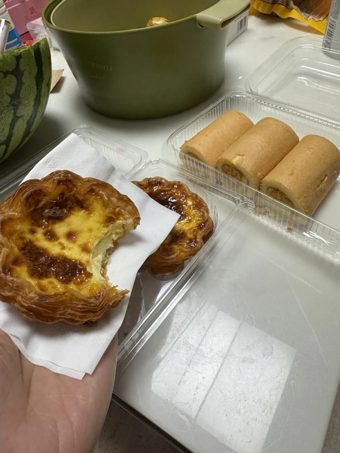 九点半吃着点心，锅里炖着红烧肉