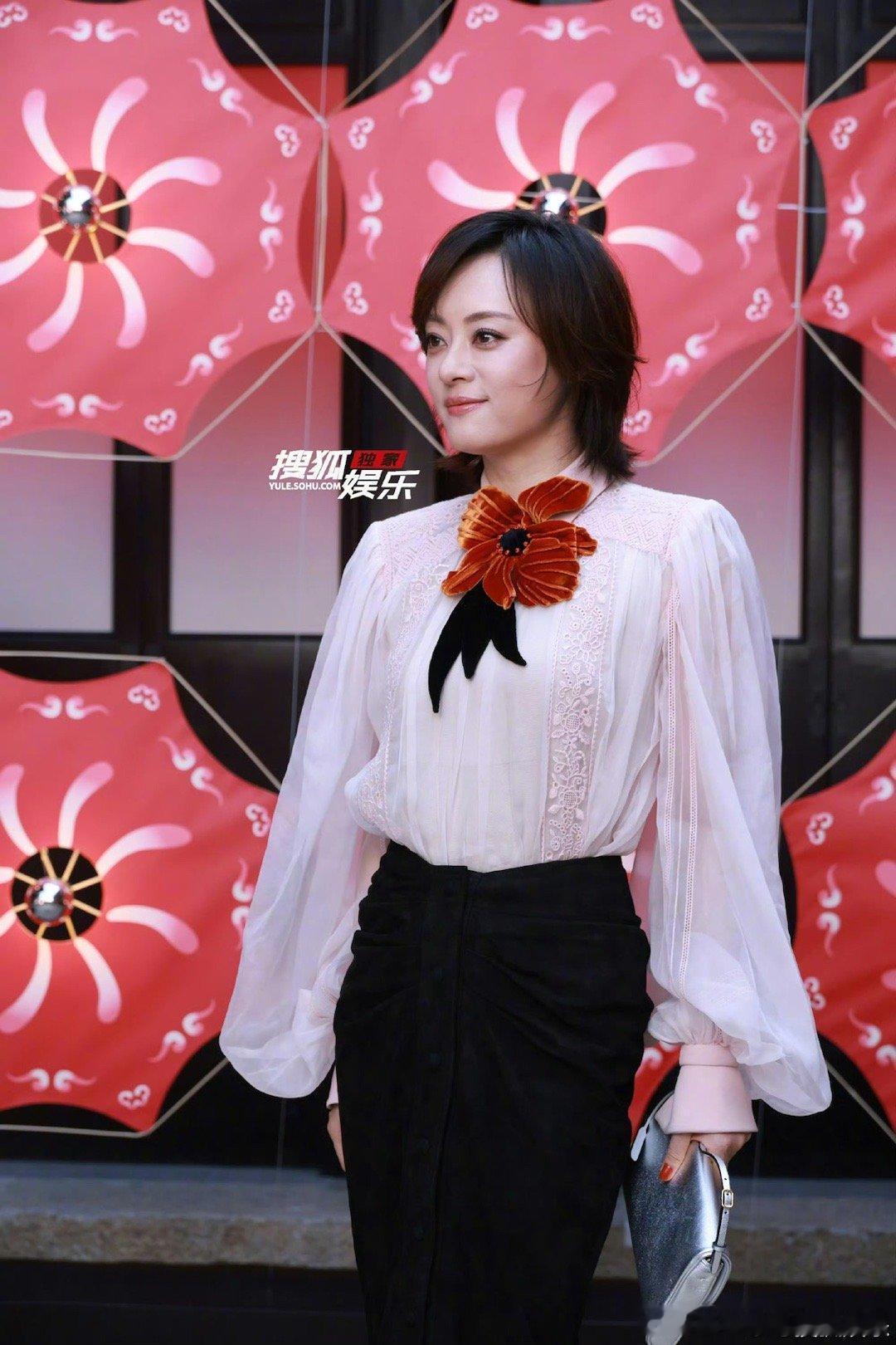 孙俪往那一站就是美嬛嬛一出手，氛围感立马就来了，孙俪往那一站就好美，一笑起来就感