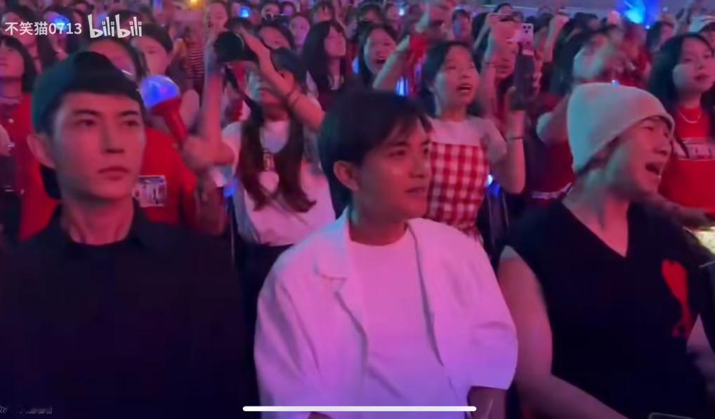 真是好兄弟，

小于、白举纲等人亮相花花演唱会为他加油助威，

几人都是快乐男声