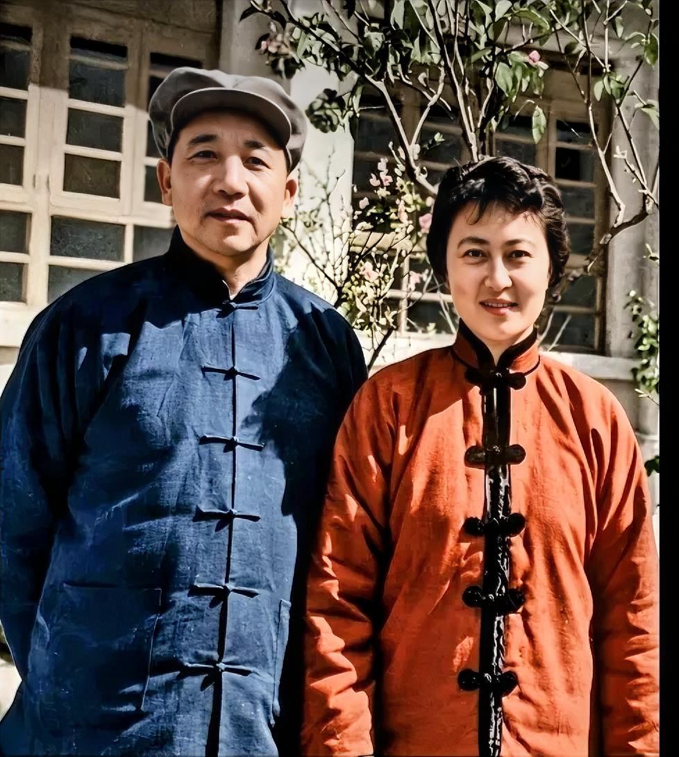 这张1967年昆明留影，是秦基伟将军与夫人唐贤美的珍贵原版合影，并非影视剧照。彼