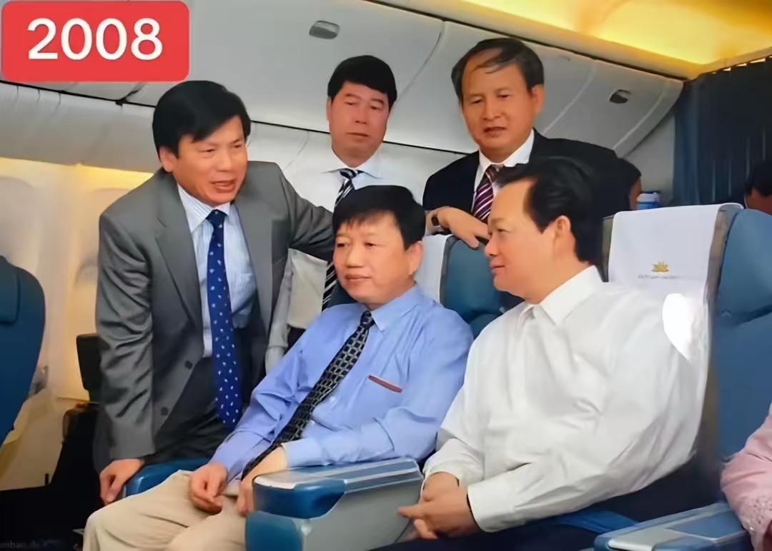 现任越共中央总书记、越南国家主席、中央军委书记苏林和越南前总理阮晋勇相互“帮衬”