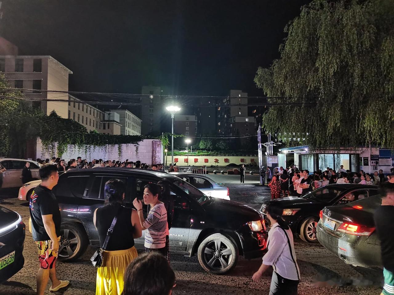 高中生的第一天
8：00之前到校
儿子说早点走
我们7：30就到了

伙食，午餐