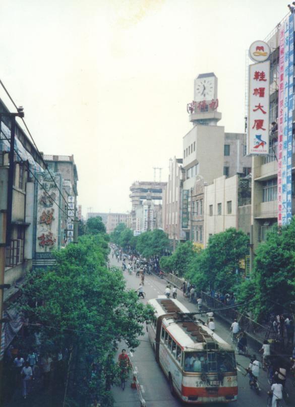 90年代的南昌胜利路。
第一张老照片左边是时鲜楼，曾经南昌餐饮的顶流，右边是鞋帽