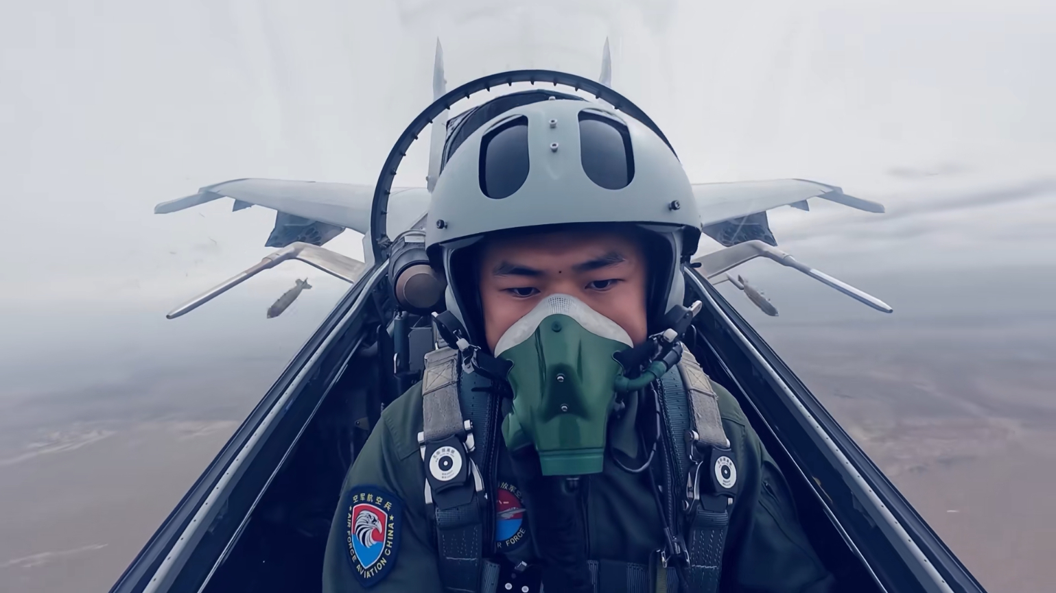 空军西安飞行学院某训练旅的新飞行学员进行歼-11B战机对地轰炸训练，投掷250-