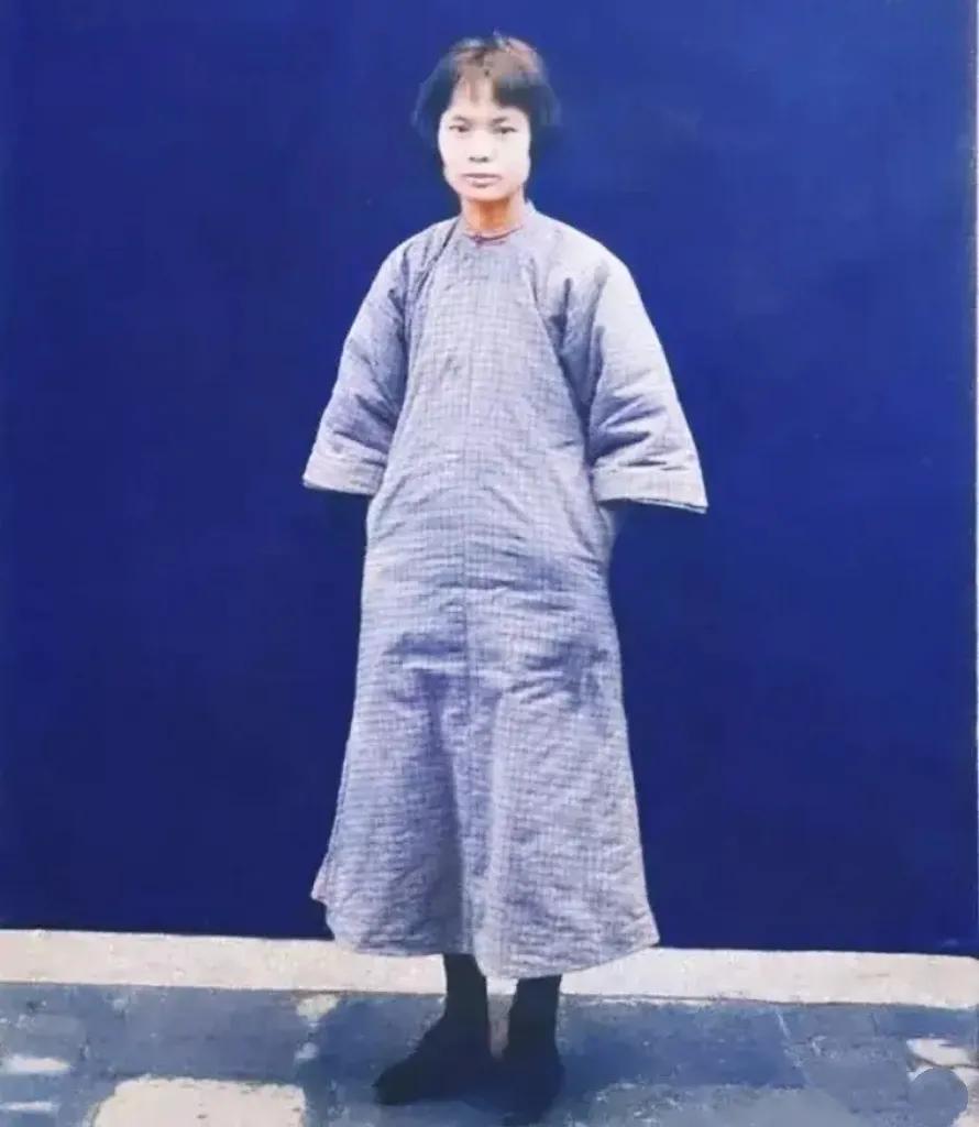 1927年，和大钊先生一起走上绞刑架的张挹兰，她是被处决的20人中唯一的女人。
