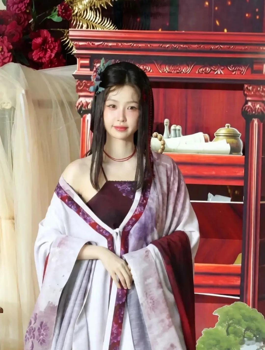虞书欣最大的问题就是骨相不好吧，所以才会被嘲婴儿肥侯明昊看虞书欣笑路透