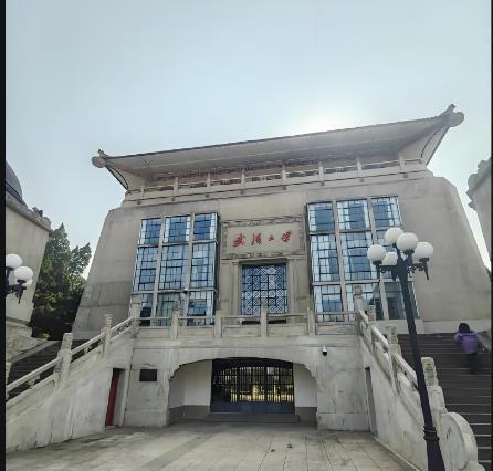 为武大男孩发声的研究员梅新育也被微博禁言了。我就知道，武大男孩的运气真的不好，惹