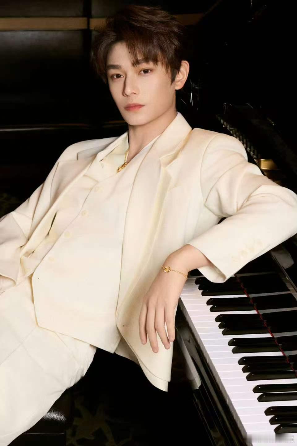 丁禹兮淬炼时间沉淀丁禹兮钢琴大片丁禹兮钢琴大片，帅啊，呀呀呀 