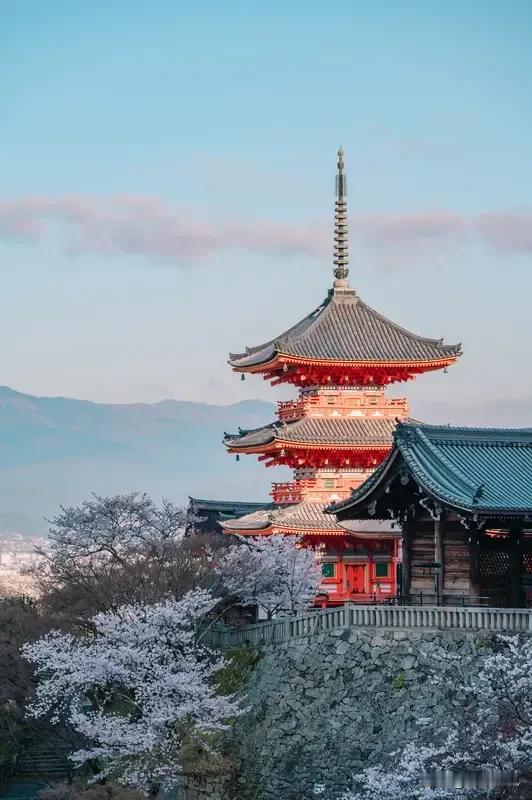 日本国歌《君之代》中文翻译，你们看懂了吗？

《君之代》
吾皇御统传千代
一直传