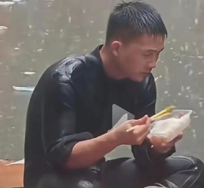 广西抢险救灾，雨中吃饭只有中国军人，无数中国人看了后泪眼婆娑

大雨里，一群穿迷