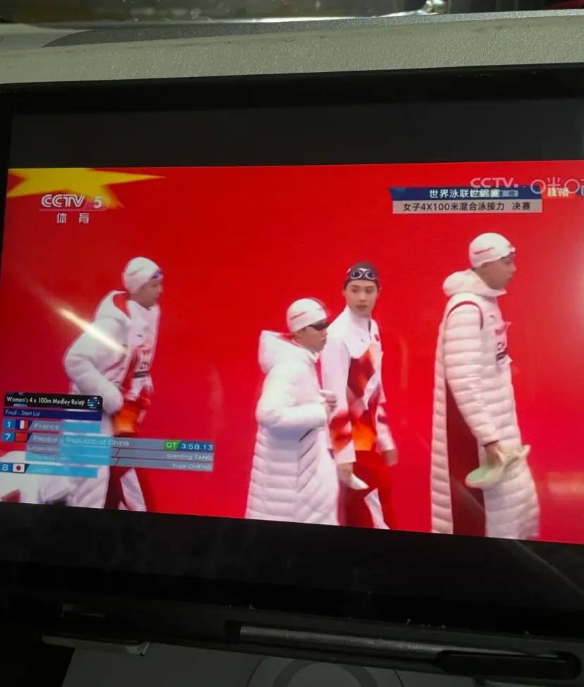 为什么游泳比赛出场要穿羽绒服一直有个疑问