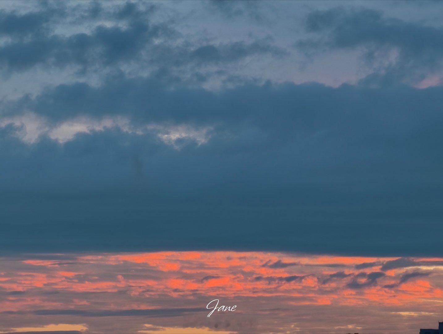 Morning 雨后的天空，光线与云朵联手演绎大片。