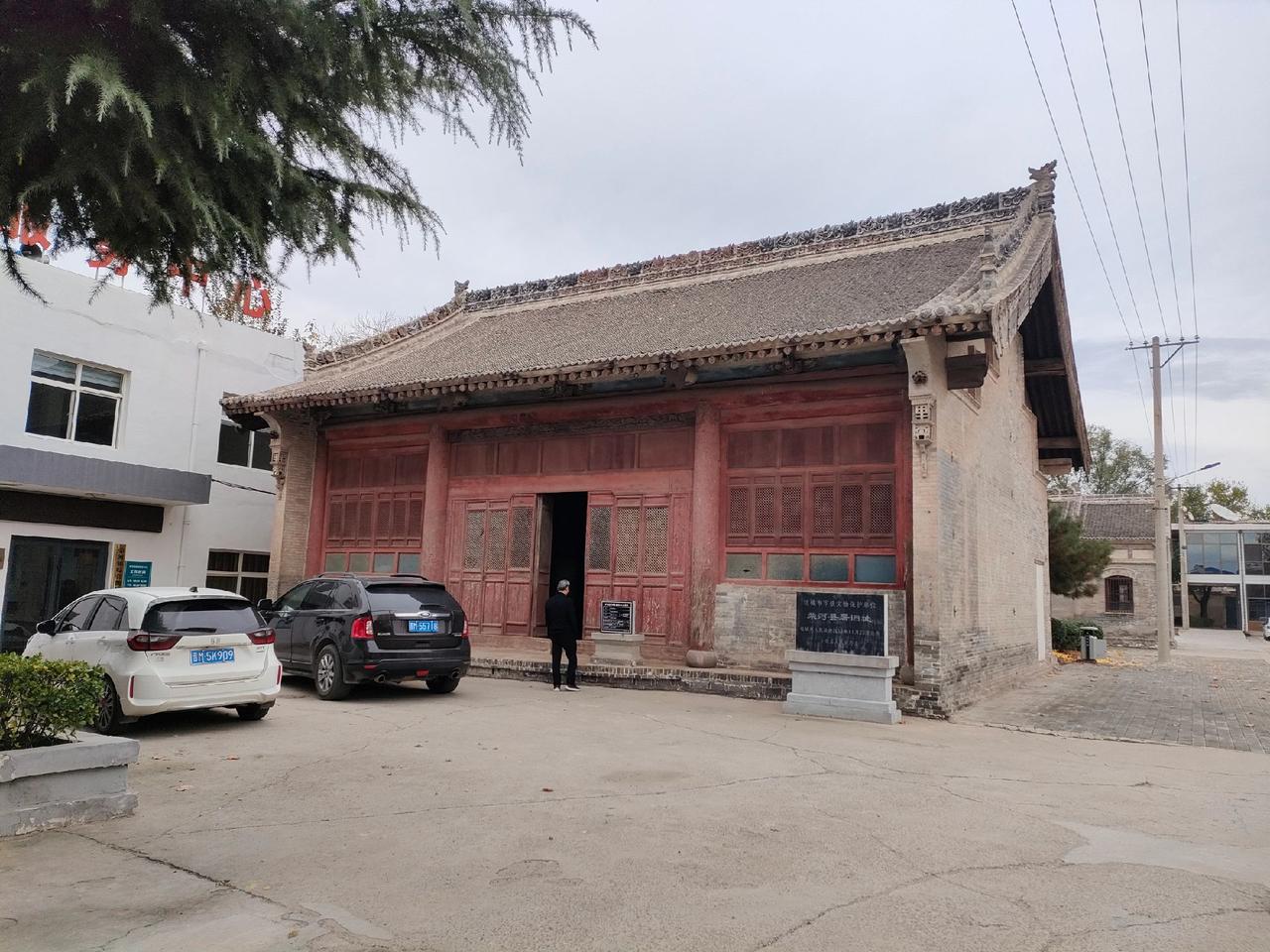 我来人间看场戏，
回首人已在戏里。
两手空空来又去，
如何活出我自己？