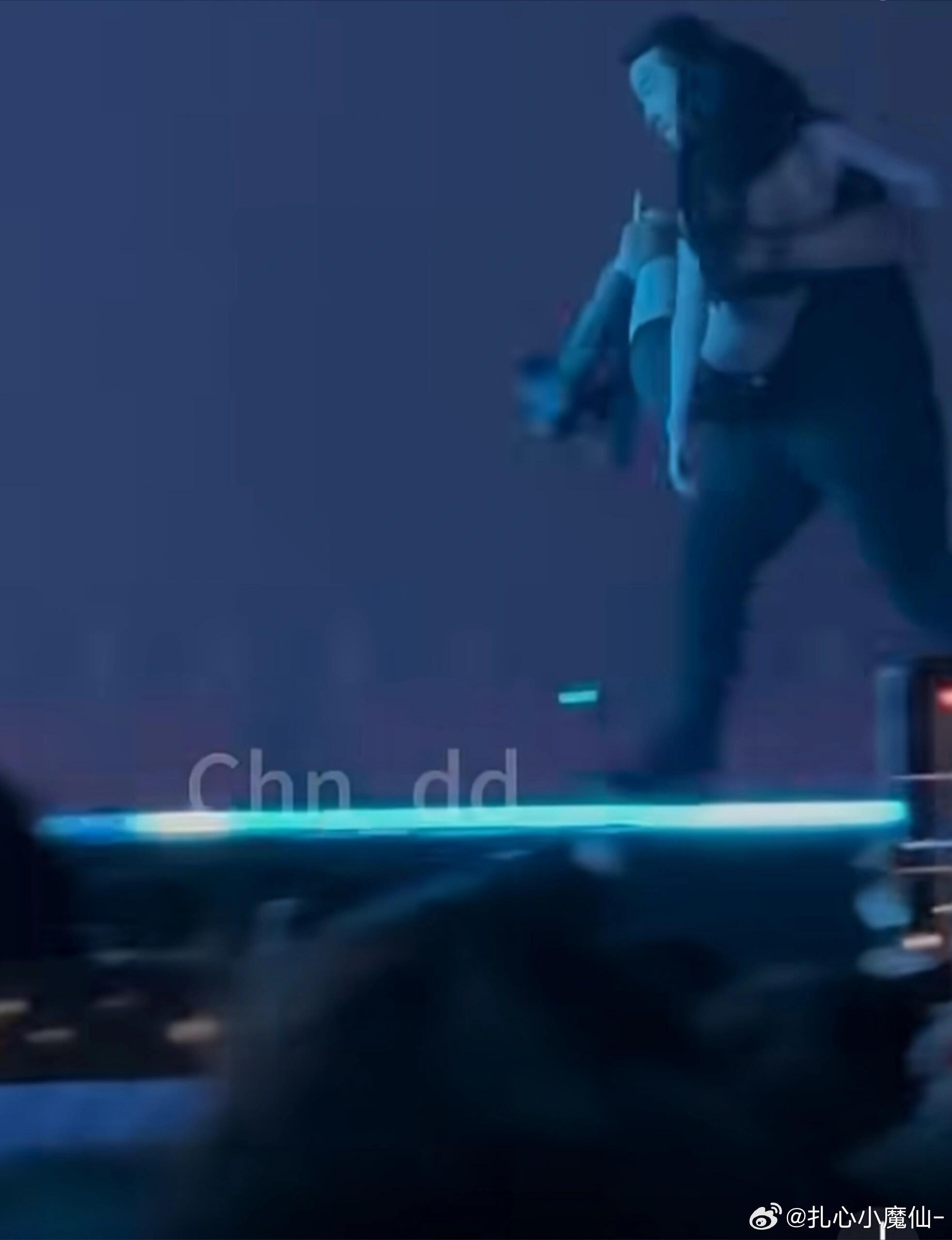 韩女团这么拼吗？一个个都在晕倒