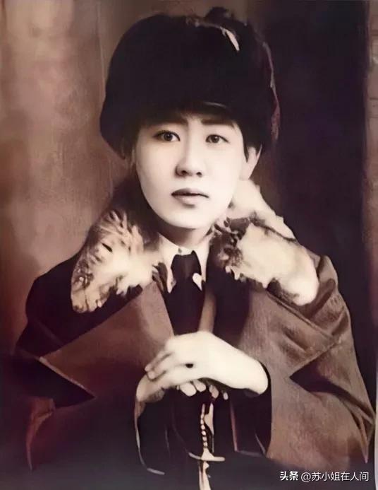 光绪三十二年（公元1906年）川岛芳子出生，她是清朝第十代肃亲王善耆的第十四女，