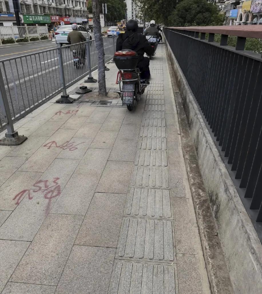 在上海人行道走盲道，都能被电瓶车撞，现在行人连“走路上”的安全感都没了？
 
午