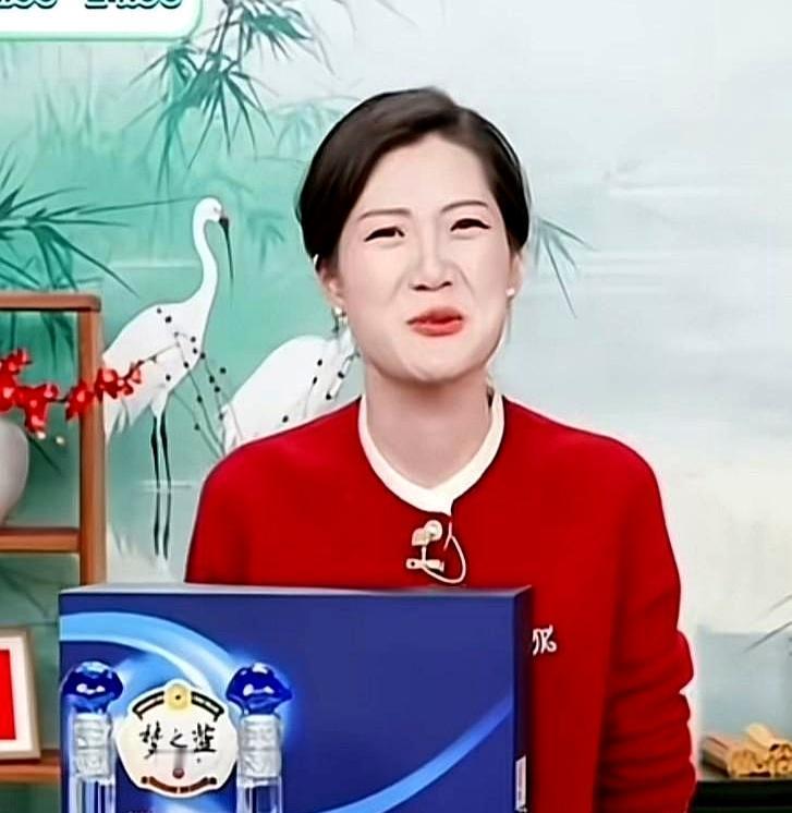 很多人不知道，2023年最容易丢饭碗的工作，是直播带货的主播。
盼姐昨天述职没通