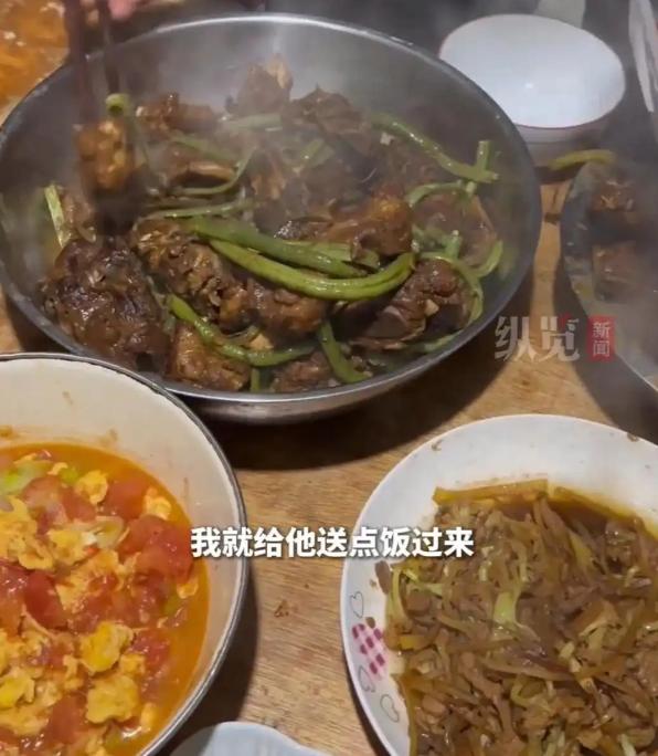 河北一男子偶然发现，村外停了一辆货车，已经2天没动静了，车窗也拉扯帘子，他怕出事