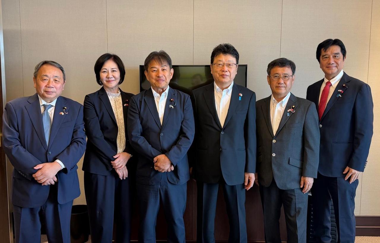 汉奸石平今天流窜我国台湾与赖绿娃见面媾和
这几天，汉奸石平上蹿下跳，十分高调，带