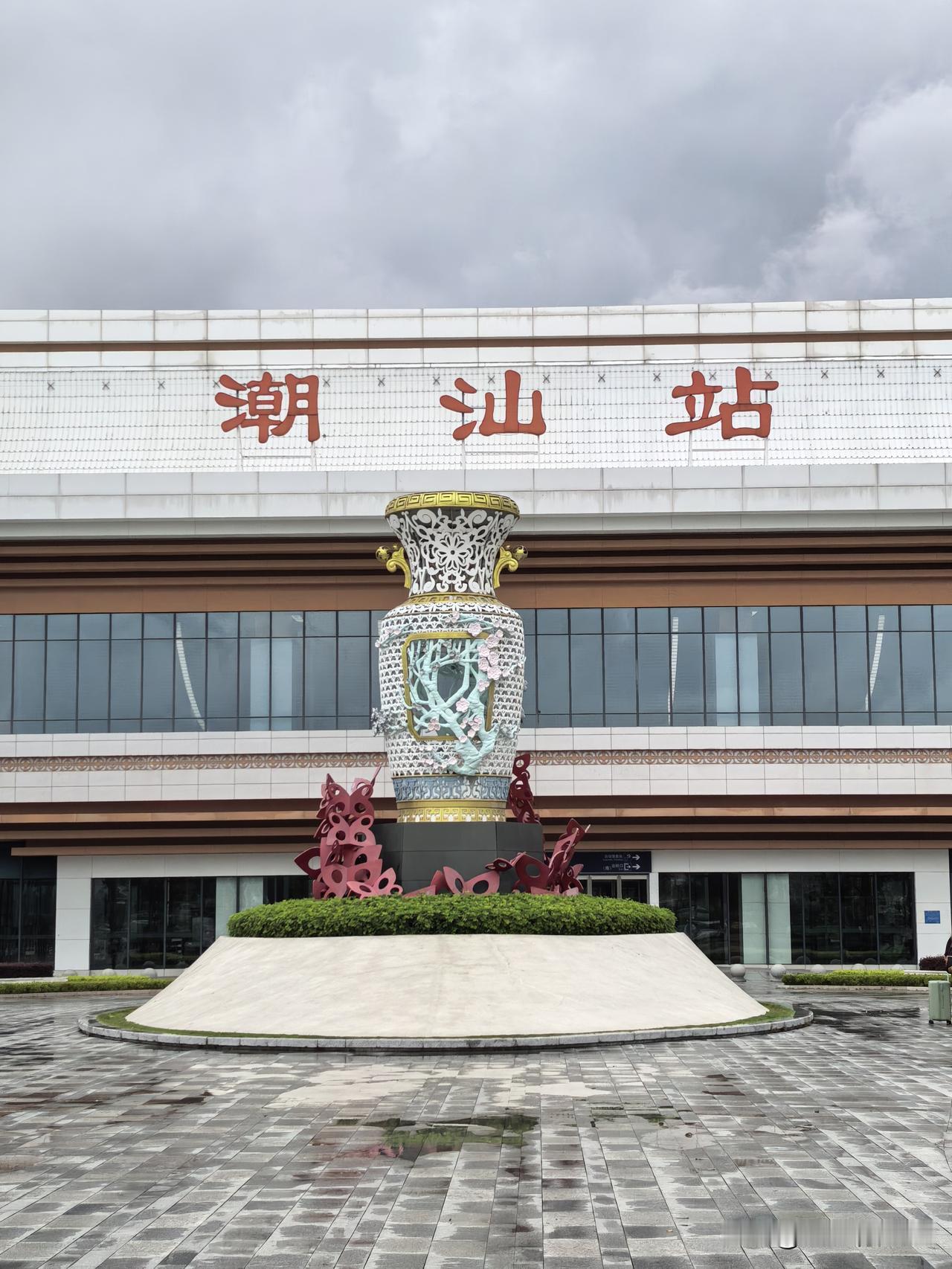 汕头作为第一批经济特区，正处于一个“稳扎稳打、蓄势待发”的阶段，不仅底盘稳，而且