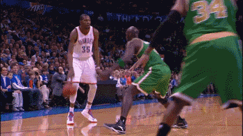 杜兰特中锋的身高，后卫的技术，这个体前胯下变相！让以后卫技术著称的加内特也感叹！