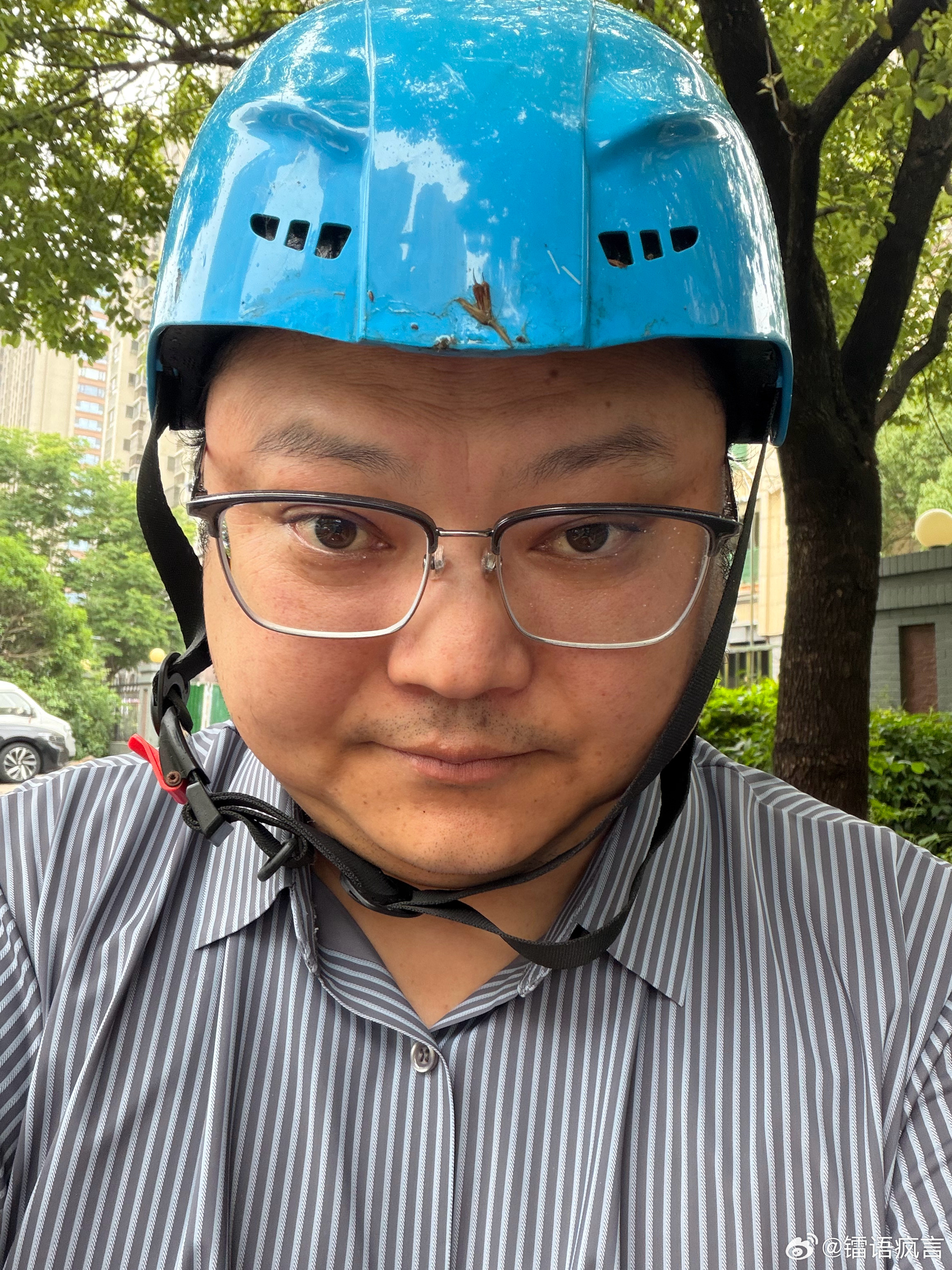 告诉我外面没下雨，晚上要喝酒骑着共享电车就出门，结果外面全是毛毛雨。 
