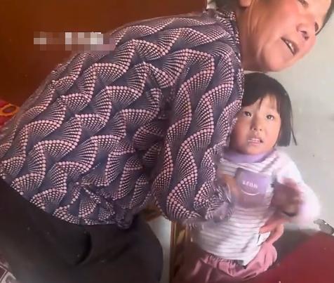 被爸爸带回山区的涵涵，她的奶奶面相一看就是狠辣的那种人，难怪两个小姨去山里看孩子