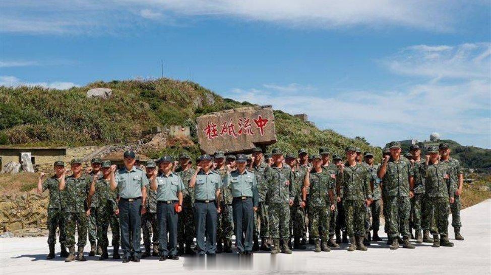 近日伪台陆军司令吕坤修在伪台陆军政战主任史顺文等一众高级将领的陪同下，前往其控制