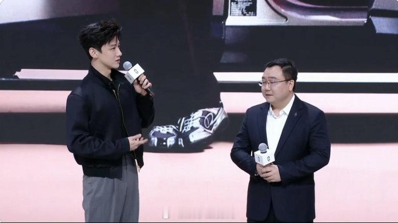 白敬亭现身北京车展问界展台 奔赴北京车展，邂逅新锐本色。白敬亭亮相展台，贯穿发布