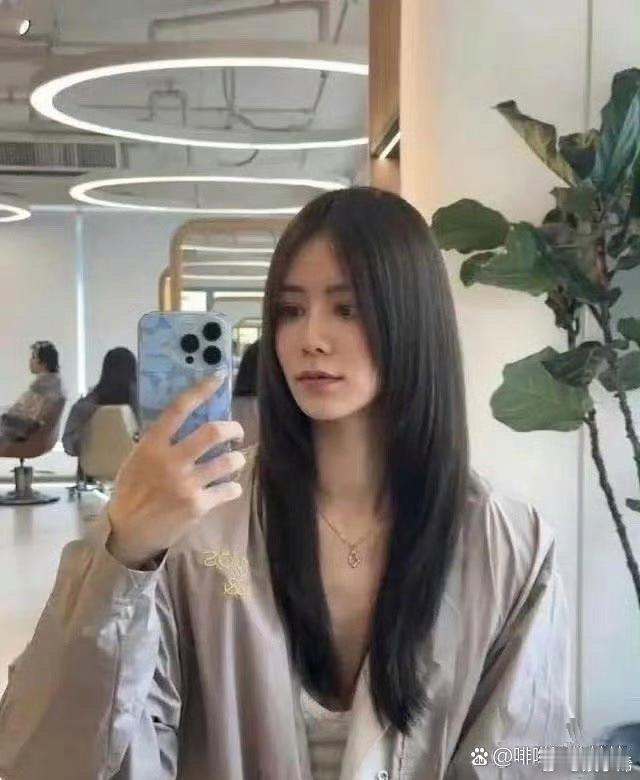 林峰的妻子换了新发型，网友都说好看，不再土气了 