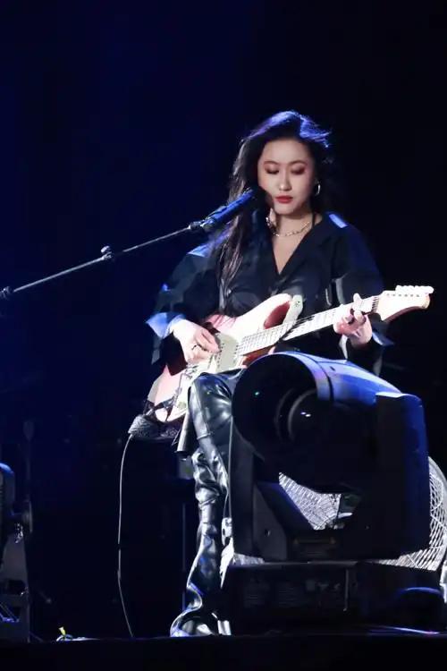 你对陈粒的印象是什么？是嗓音慵懒、歌词通透的民谣女王，还是文艺圈独一份的诗意唱作