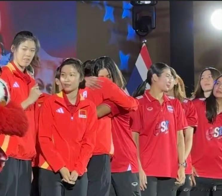 姐妹情深！亚洲姐妹花中国女排跟泰国女排队长，龚翔宇和阿耶查拉蓬深情拥抱！这样一对