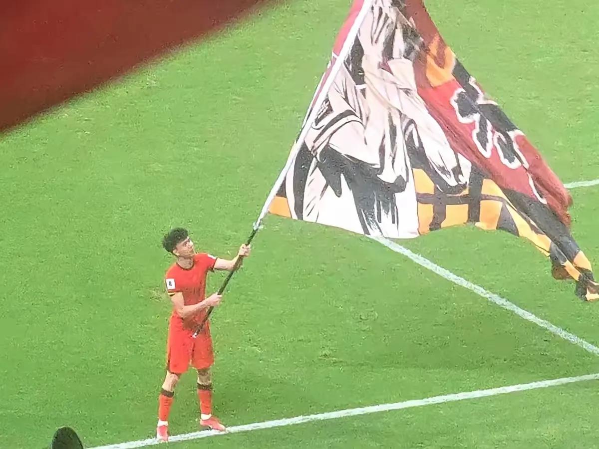 网传国足在凭借一粒点球战胜巴林小国以后，彻夜狂欢，简直让人惊掉下吧，看见过出线狂
