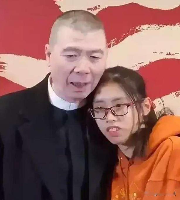 徐朵拍了新短片，冯小刚没挂名监制，她自己剪了37遍才满意。
片子叫《茧》，97个