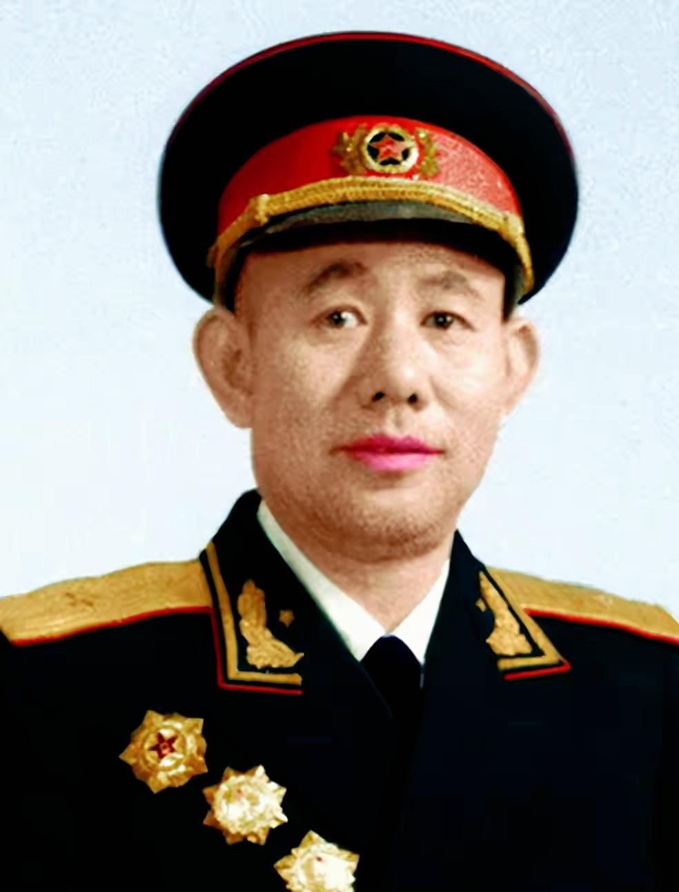 1951年，58师师长黄朝天违抗彭德怀撤退命令，拒不后撤，战后彭总点名让他站起来