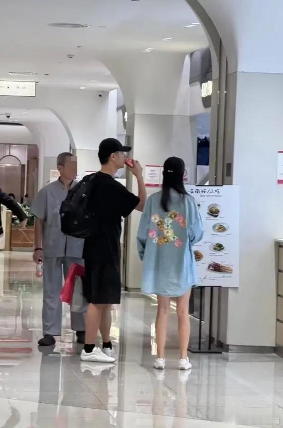 北京SKP偶遇到任重孙骁骁，夫妻俩虽说前些日才官宣怀二胎，但娱乐圈很多明星夫妻都