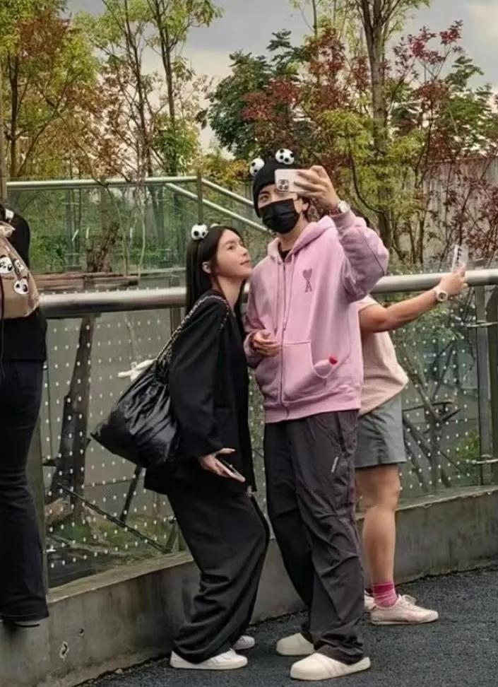 近日，有网友在成都动物园繁育基地偶遇王大陆和女友沐轩。王大陆身穿粉色卫衣，戴着帽