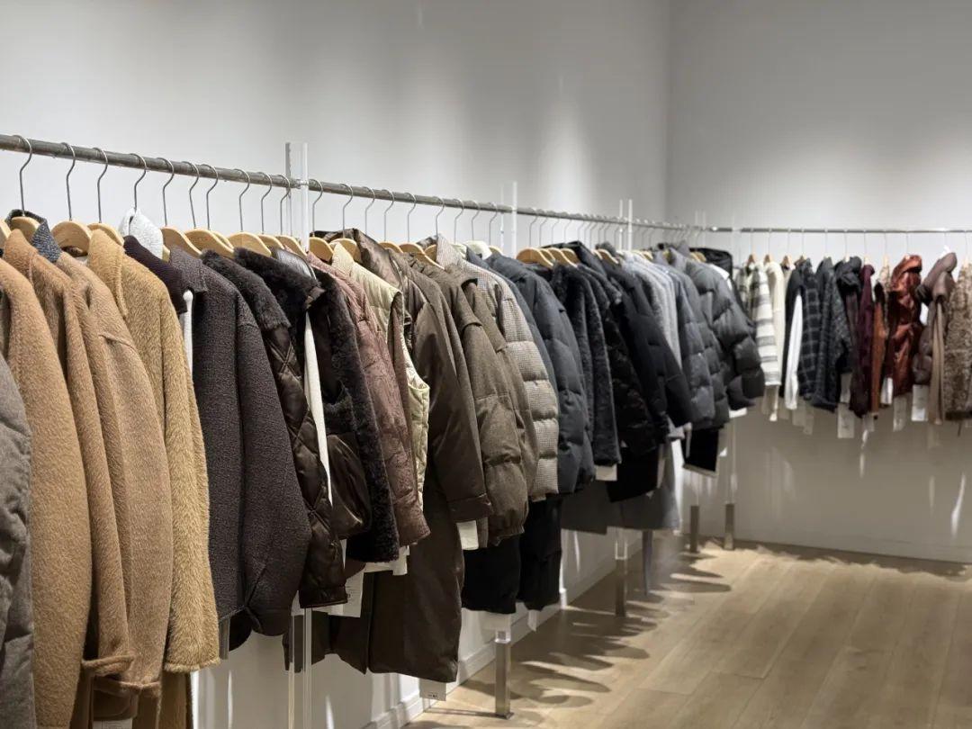 安徽合肥，一女子在服装店花777元，买了3件衣服，减掉吊牌穿着离开了，不料，8天