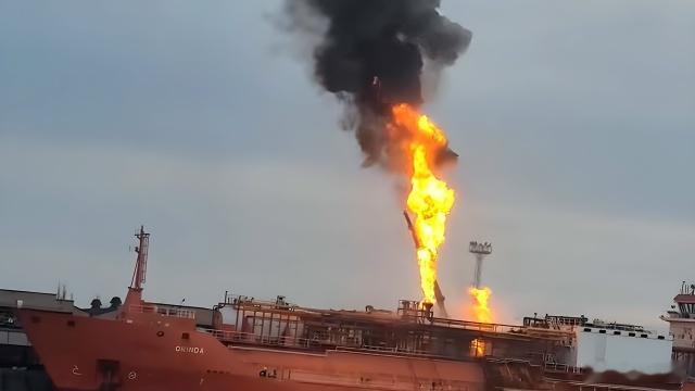 俄军无人机袭击油轮引发美国天然气供应路线的质疑——美联社报道。该机构认为，俄军自