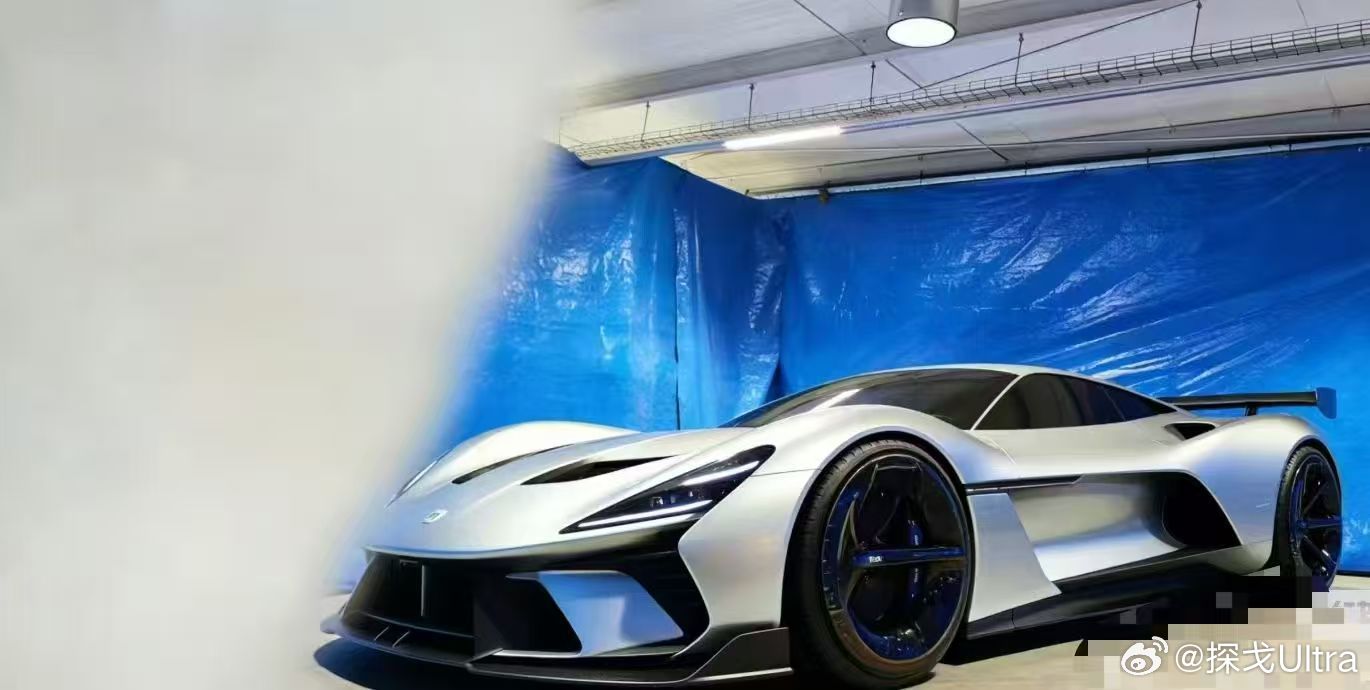 据外媒报道，有人在西班牙拍到了小米的神秘概念车，同时胡总也侧方面证实，官方也秀了