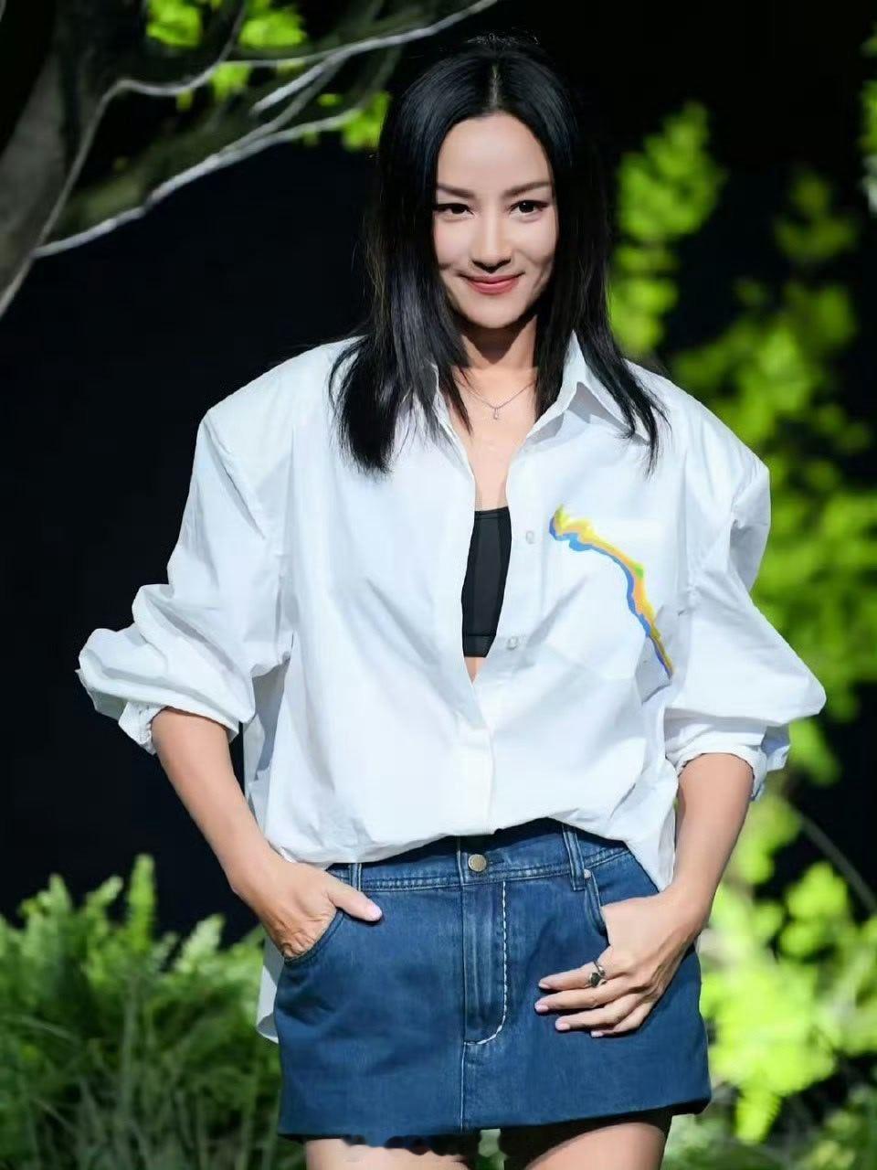 瞿颖结婚了瞿颖已婚  翻红。有网友发现2025年4月她在做客好友李静的博客时透露