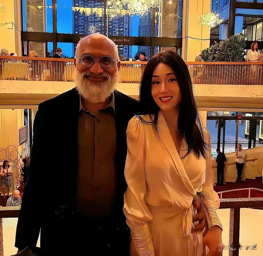 父母花百万送她出国学习，长见识。
结果她给父母带回一个白胡子圣诞老人的“爷爷女婿