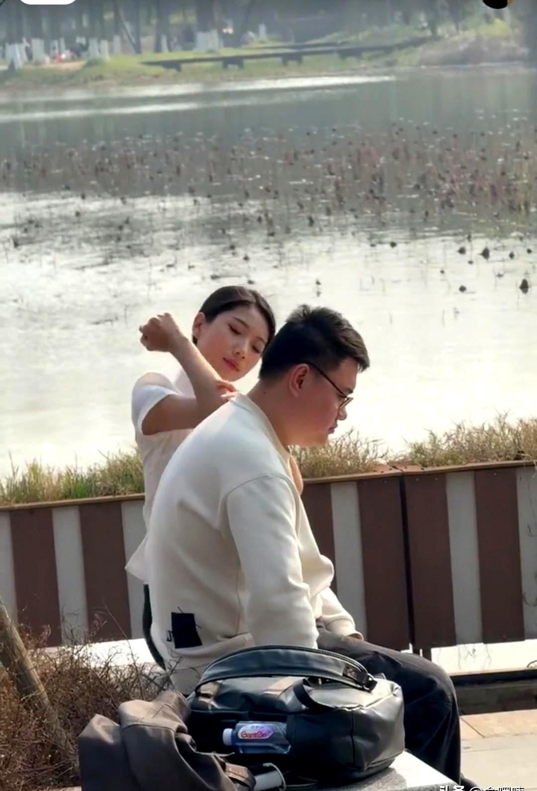 现在连按摩都卷成这样了？
以前得专门跑店里，现在可好，app一叫，穿工服的小姐姐