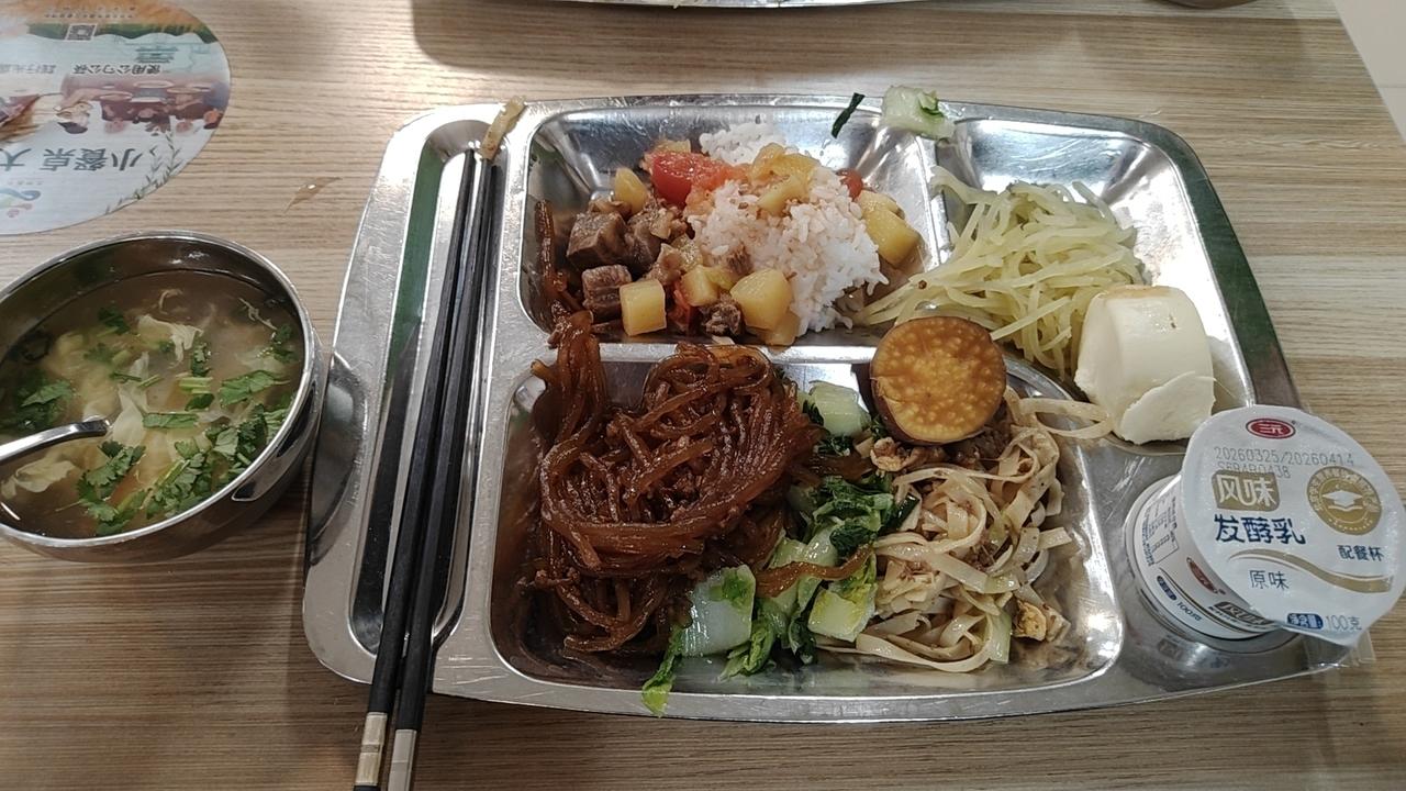 警句：你的不可替代性，决定了你的职场价值。

小故事：技术骨干小陈不仅精通业务，