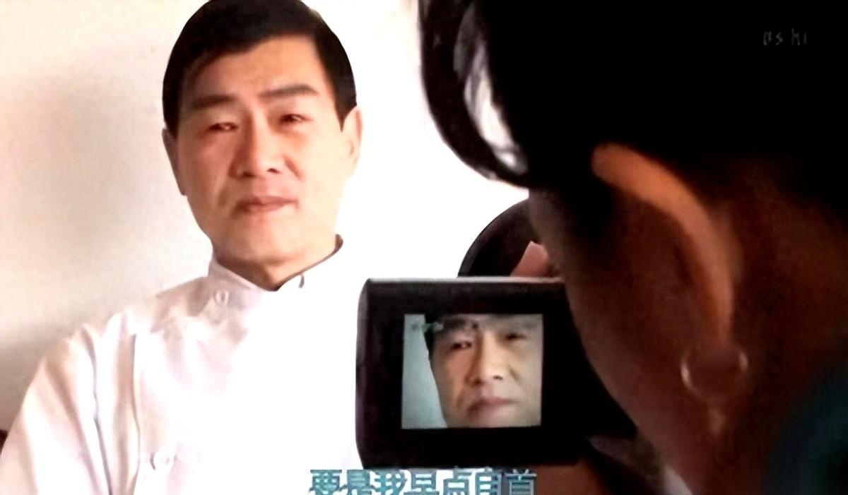 他坐在东京凌晨四点的便利店门口，手里紧紧攥着那张早已作废的旧身份证明复印件。不远