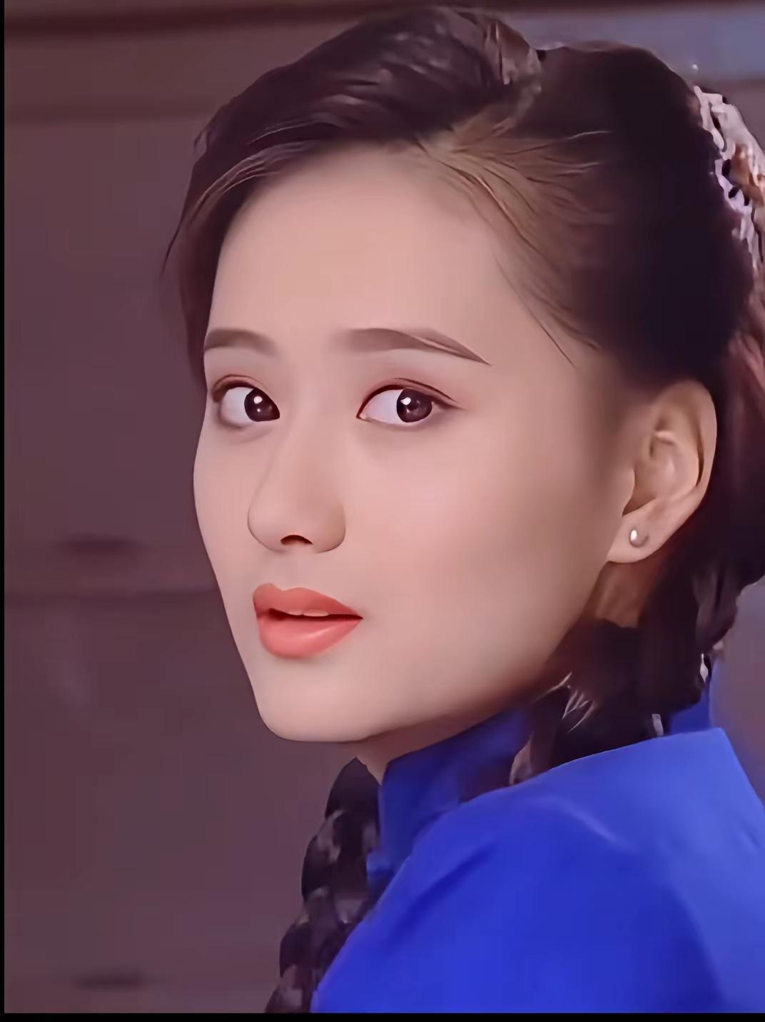陈德容
演《梅花烙》和《水云间》的时候最漂亮
然后颜值就开始走下坡路了
一句话