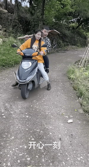 男子在路上捡到了钱，主动交还给失主，但却被媳妇说不聪明，并叮嘱老公，下次遇到这种