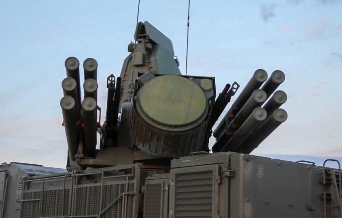 索比亚宁：防空力量击落21架飞往莫斯科的无人机
 
应急部门专家正在无人机残骸坠