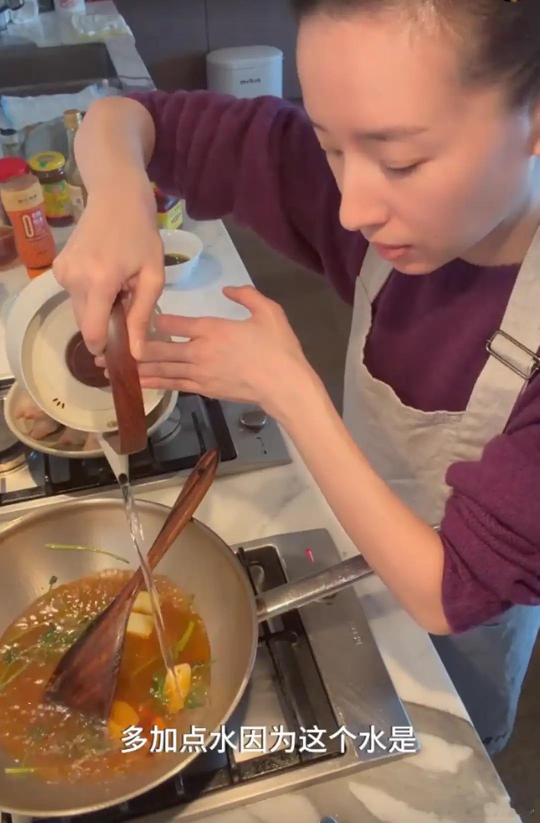 董洁回辽宁过年，分享年夜饭拿手好菜，不受年龄限制的美貌太吸睛！ 